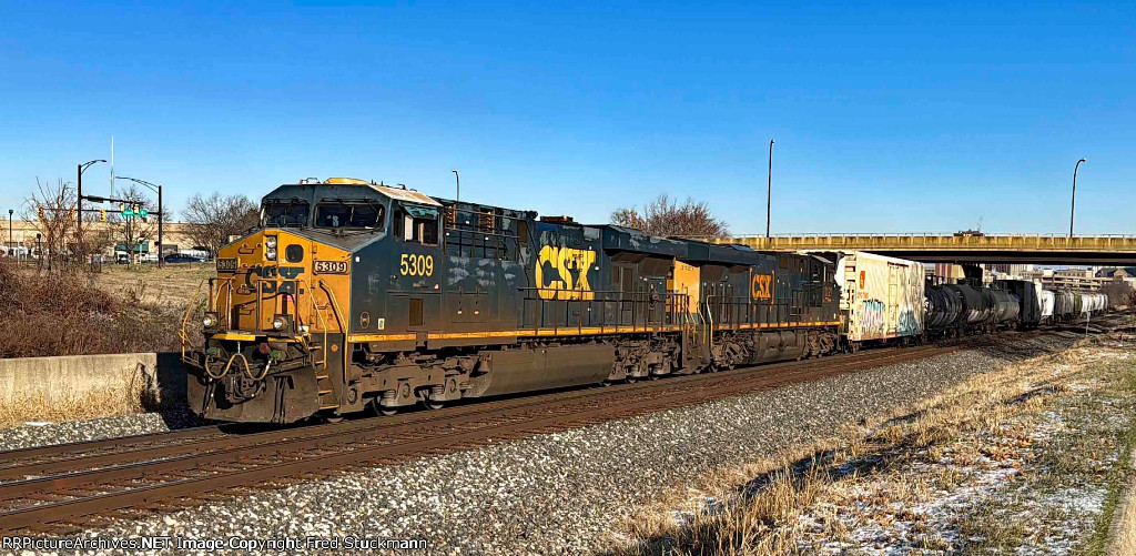 CSX 5309 leads the stubby M369.